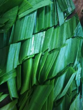 先切蒜青，斜切，比较好看