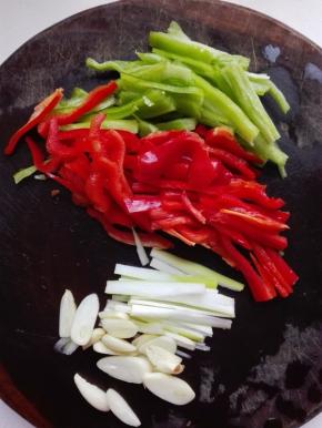 青红椒洗净切丝，葱、蒜切丝、片