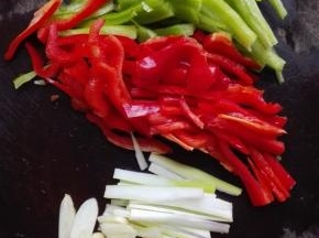 青红椒洗净切丝，葱、蒜切丝、片