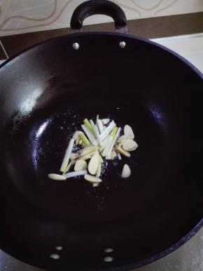 炒锅入油，温热时放入葱、蒜，炒出香味