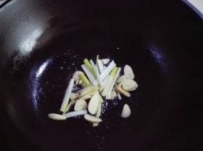 炒锅入油，温热时放入葱、蒜，炒出香味