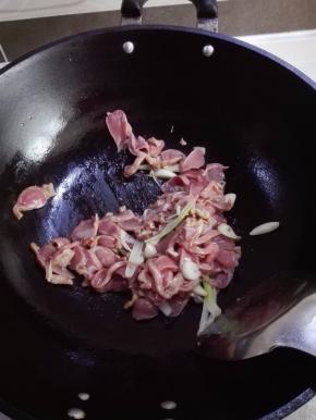 鸡胗提前洗净，用少许的料酒、盐、淀粉抓匀，放入鸡胗片翻炒