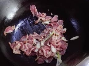 鸡胗提前洗净，用少许的料酒、盐、淀粉抓匀，放入鸡胗片翻炒