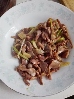 鸡胗炒至变色后盛出