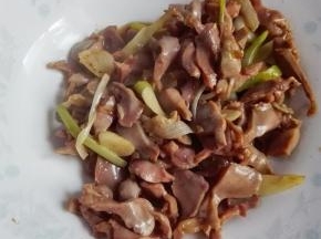 鸡胗炒至变色后盛出