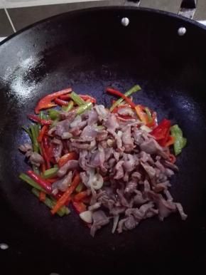 放入鸡胗炒匀