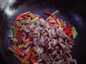 放入鸡胗炒匀