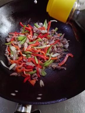 放入生抽，炒匀后即可盛出