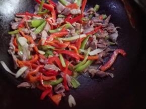 放入生抽，炒匀后即可盛出