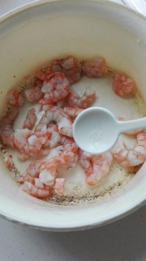冷冻虾仁化冻，冲洗一下空掉水分，用少许的盐、白胡椒粉腌渍10分钟以上