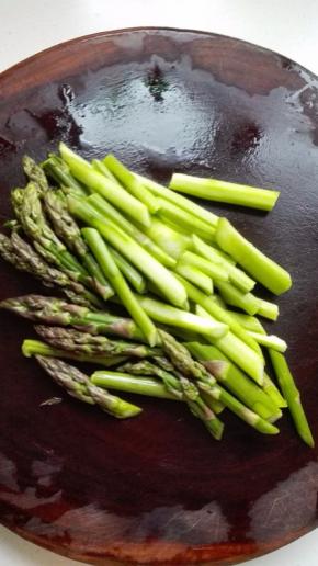 芦笋洗净，去掉根茎老皮，切段
