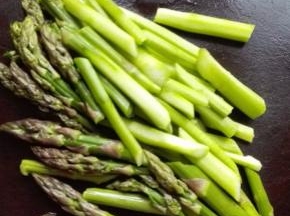 芦笋洗净，去掉根茎老皮，切段