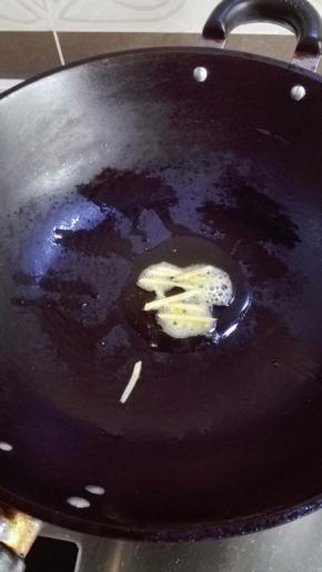 炒锅放少许植物油，放入姜丝炒出香味