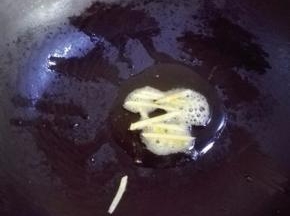 炒锅放少许植物油，放入姜丝炒出香味