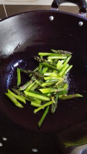 放入芦笋翻炒至变色