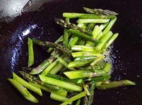 放入芦笋翻炒至变色