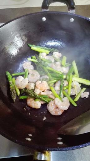 放入虾仁快速翻炒