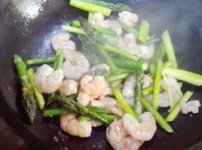 放入虾仁快速翻炒