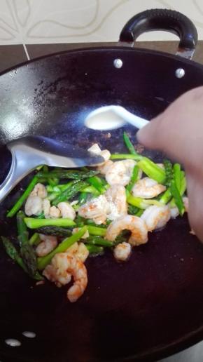 放少许盐调味炒匀，即可起锅