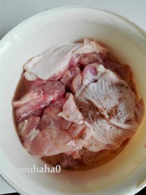 洗净控水，放入料酒、五香面腌渍30分钟左右