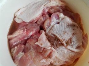 洗净控水，放入料酒、五香面腌渍30分钟左右