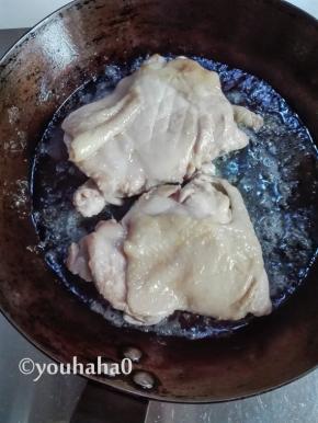 翻面后继续煎至2面黄，煎的过程中，要用锅铲压着鸡腿排，避免收缩卷起