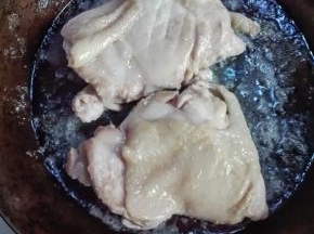 翻面后继续煎至2面黄，煎的过程中，要用锅铲压着鸡腿排，避免收缩卷起