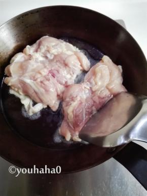 平底锅中放入少许的鸡油或不放油，放入鸡腿带皮的一面煎；鸡油从鸡腿上切下的