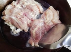 平底锅中放入少许的鸡油或不放油，放入鸡腿带皮的一面煎；鸡油从鸡腿上切下的