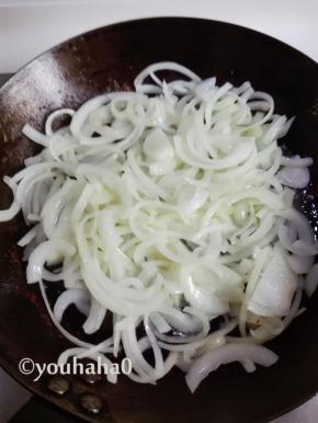 利用锅中底油，放入洋葱丝煸炒，至洋葱丝变软后，关火，洋葱待用