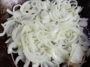 利用锅中底油，放入洋葱丝煸炒，至洋葱丝变软后，关火，洋葱待用