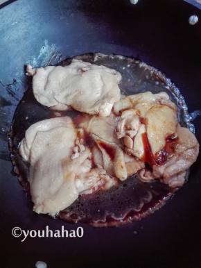 另起一锅，放入煎过的鸡排，放入照烧汁和适量的清水，大火煮开