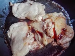 另起一锅，放入煎过的鸡排，放入照烧汁和适量的清水，大火煮开