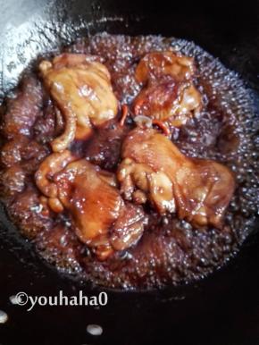 煮开后，转至小火慢炖，中间要给鸡排翻面，便于入味，大约25分钟左右，大火收浓汤汁，即可起锅