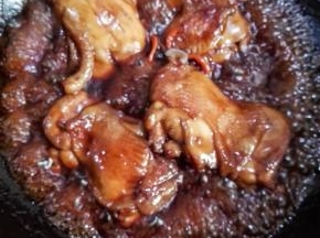 煮开后，转至小火慢炖，中间要给鸡排翻面，便于入味，大约25分钟左右，大火收浓汤汁，即可起锅