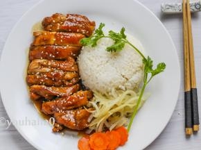 鸡排切开摆放盘中，浇上汤汁，撒少许的白芝麻，放上洋葱丝，放一碗米饭