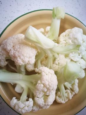 花菜洗净，我用刀把它切散 按着花菜原本的分枝