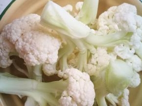 花菜洗净，我用刀把它切散 按着花菜原本的分枝