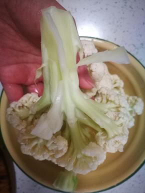 花菜杆上的皮撕掉，这样口感好