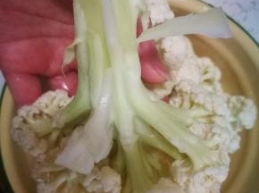 花菜杆上的皮撕掉，这样口感好
