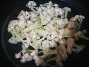 烧锅开水，加少许盐和油，水开后放入花菜，水开后捞出沥干水