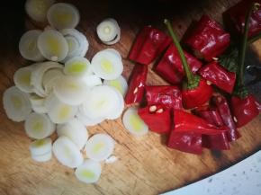 切片，红辣椒切段