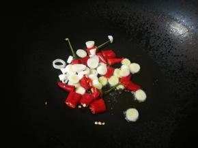 锅烧热，倒油放入蒜白和辣椒，中小火翻炒出香味