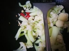 倒入花菜，翻炒，多炒几下
