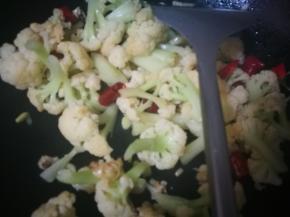 加入盐，沿锅边呛点醋，要呛得兹啦一声响，这样才香而不是酸，炒匀起锅