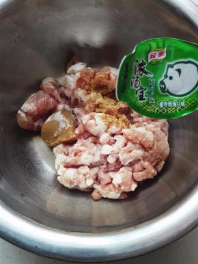 猪肉馅中放入姜粉、料酒、一个家乐猪骨浓汤宝，搅拌均匀