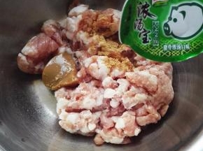 猪肉馅中放入姜粉、料酒、一个家乐猪骨浓汤宝，搅拌均匀