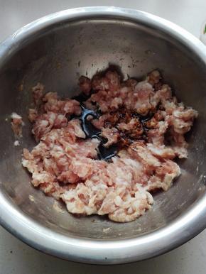 加入适量的酱油，调整口感；浓汤宝里有盐，无需再放盐