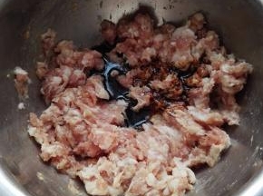 加入适量的酱油，调整口感；浓汤宝里有盐，无需再放盐