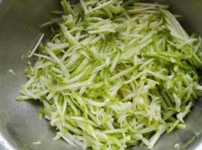 西葫芦洗净擦丝，西葫芦很嫩不用去瓤